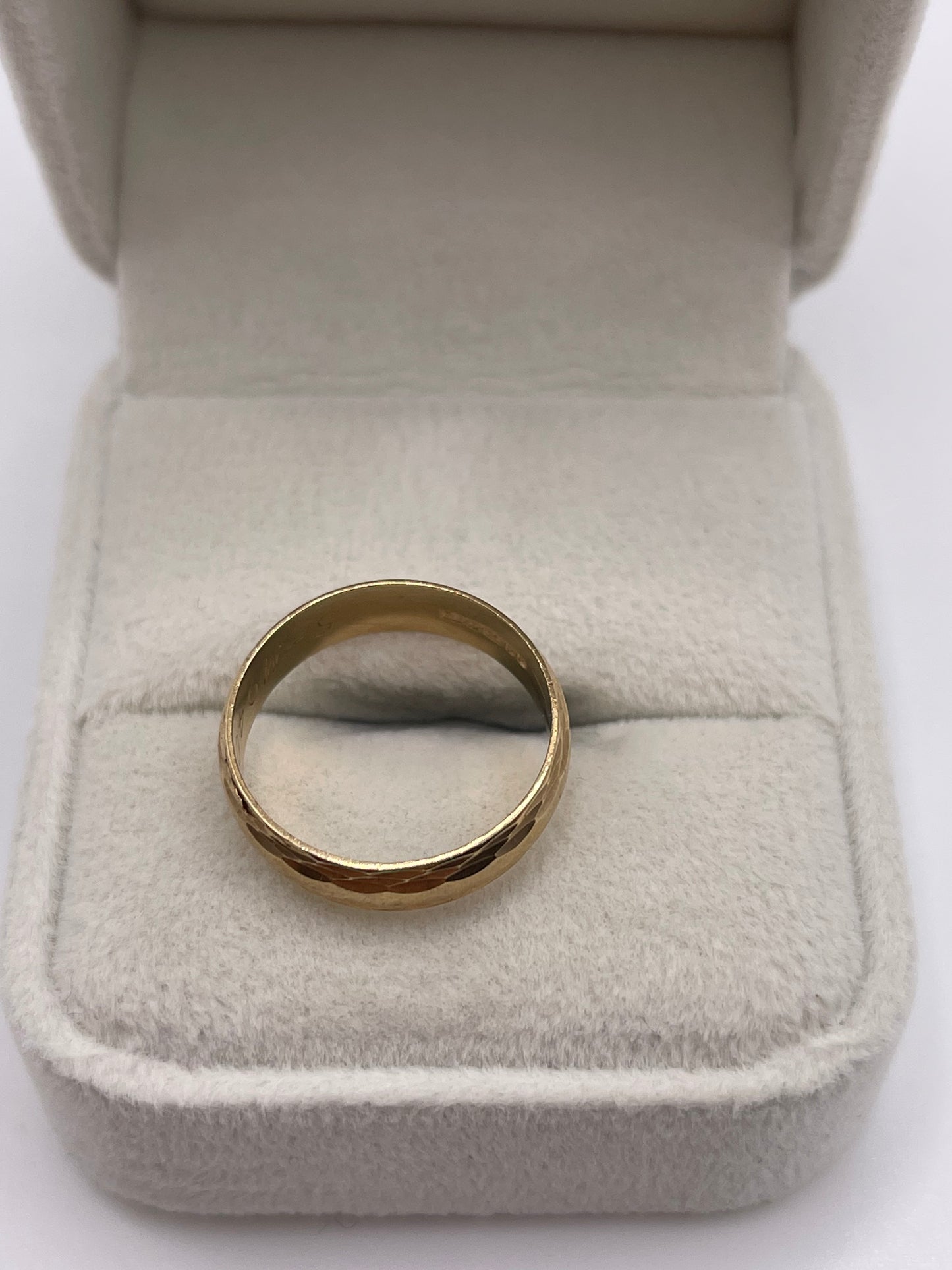 9ct gold patterned band