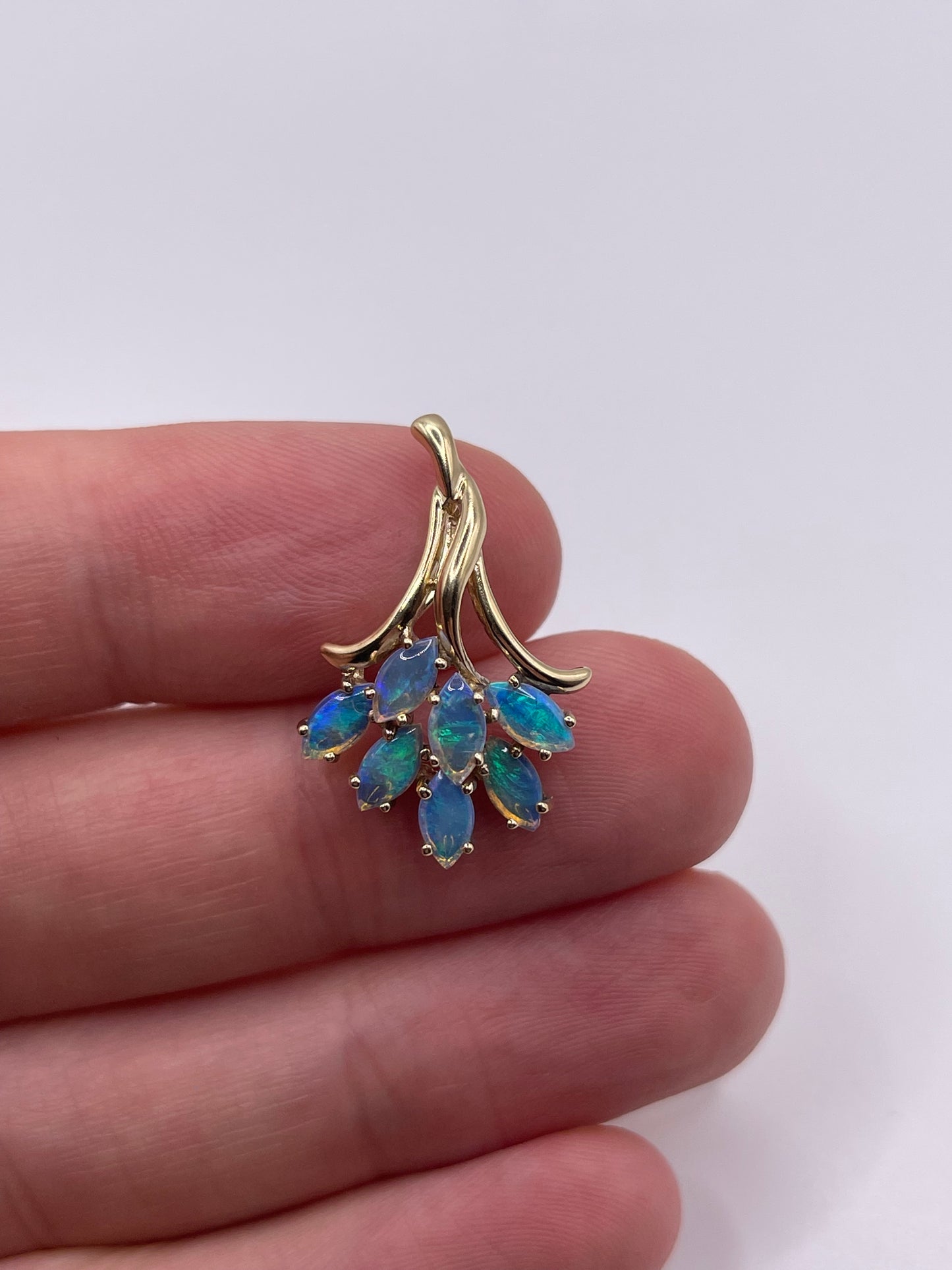 9ct gold opal pendant
