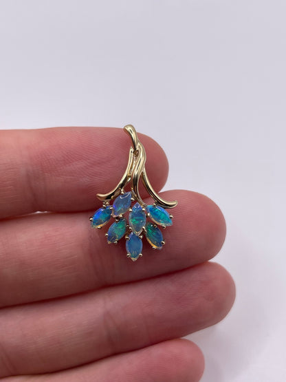 9ct gold opal pendant