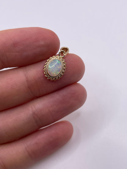 9ct gold opal pendant