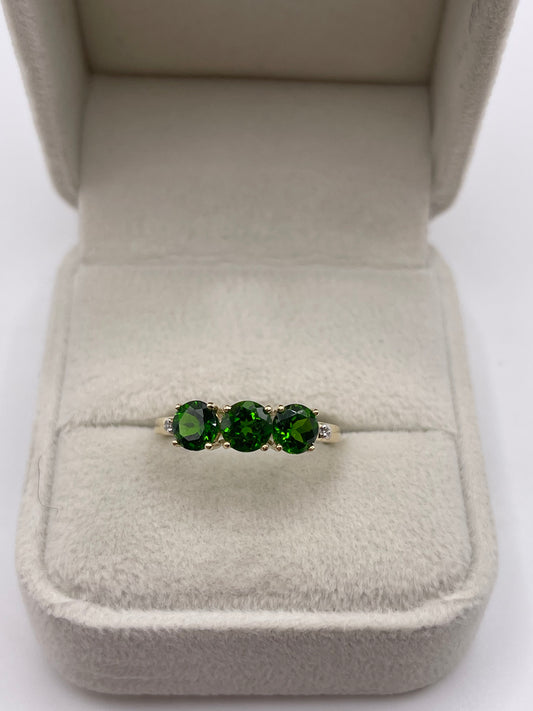 9ct gold diopside and diamond ring