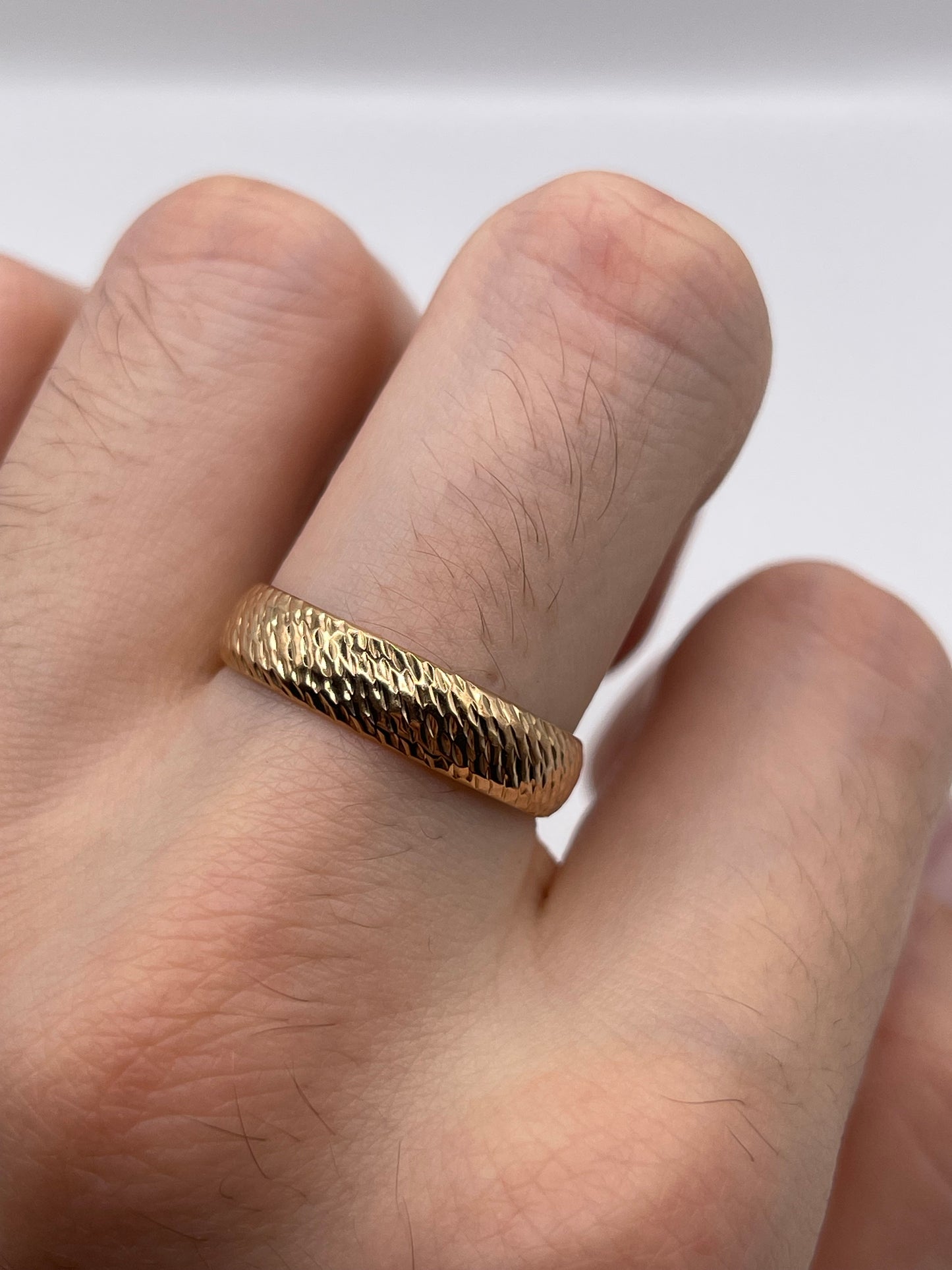 9ct gold patterned band