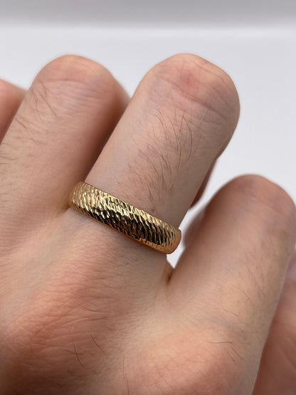 9ct gold patterned band