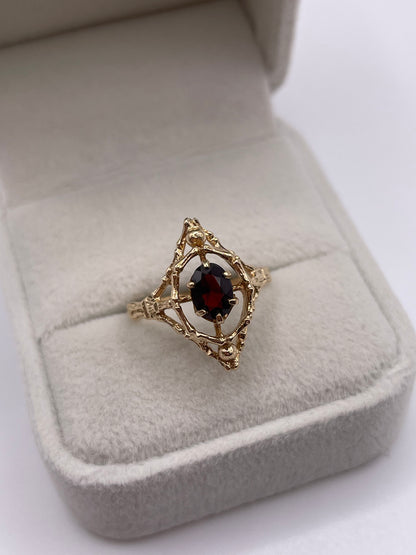 9ct gold garnet ring