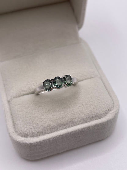 9ct white gold green sapphire ring