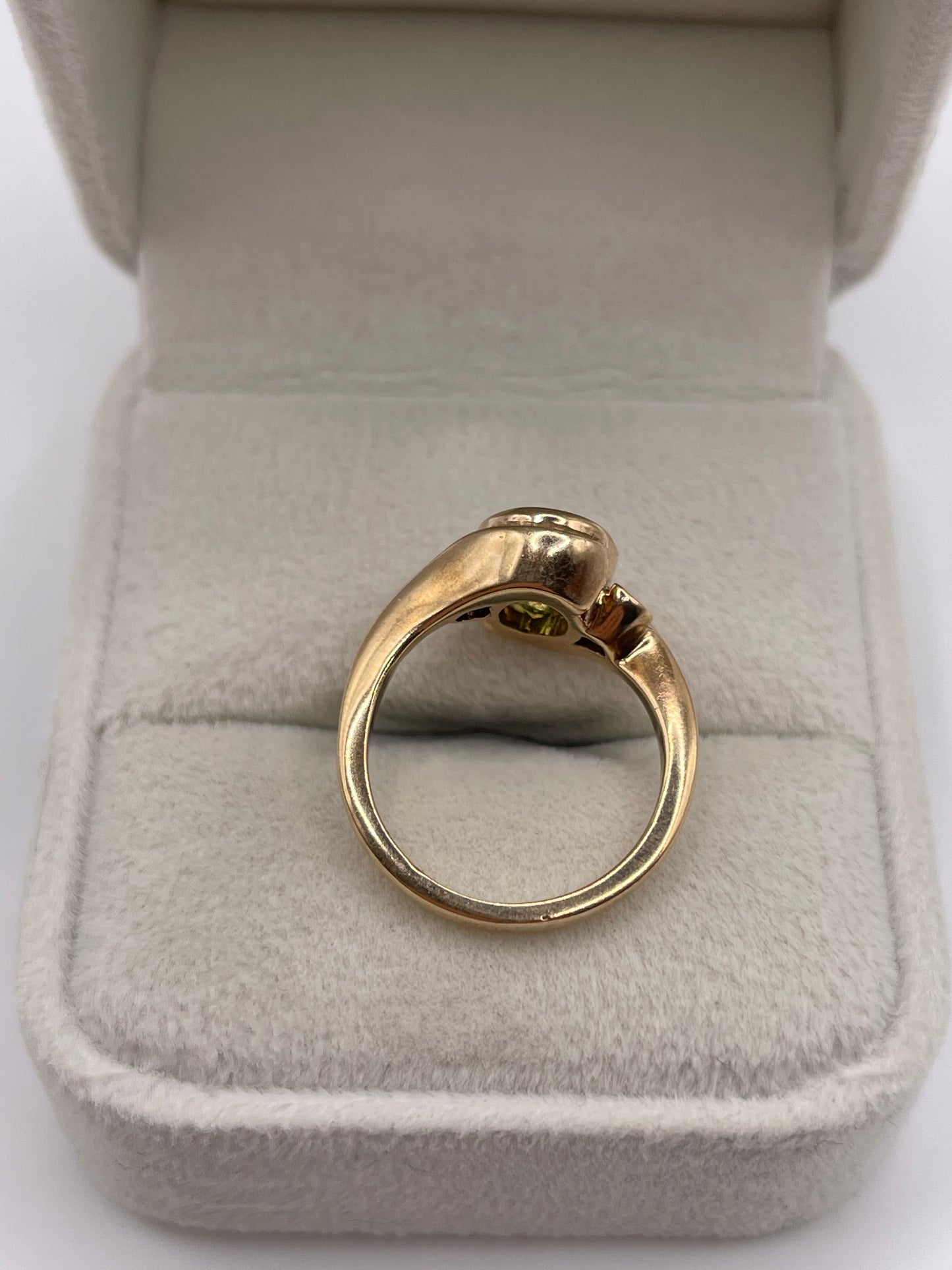 9ct gold peridot and diamond ring