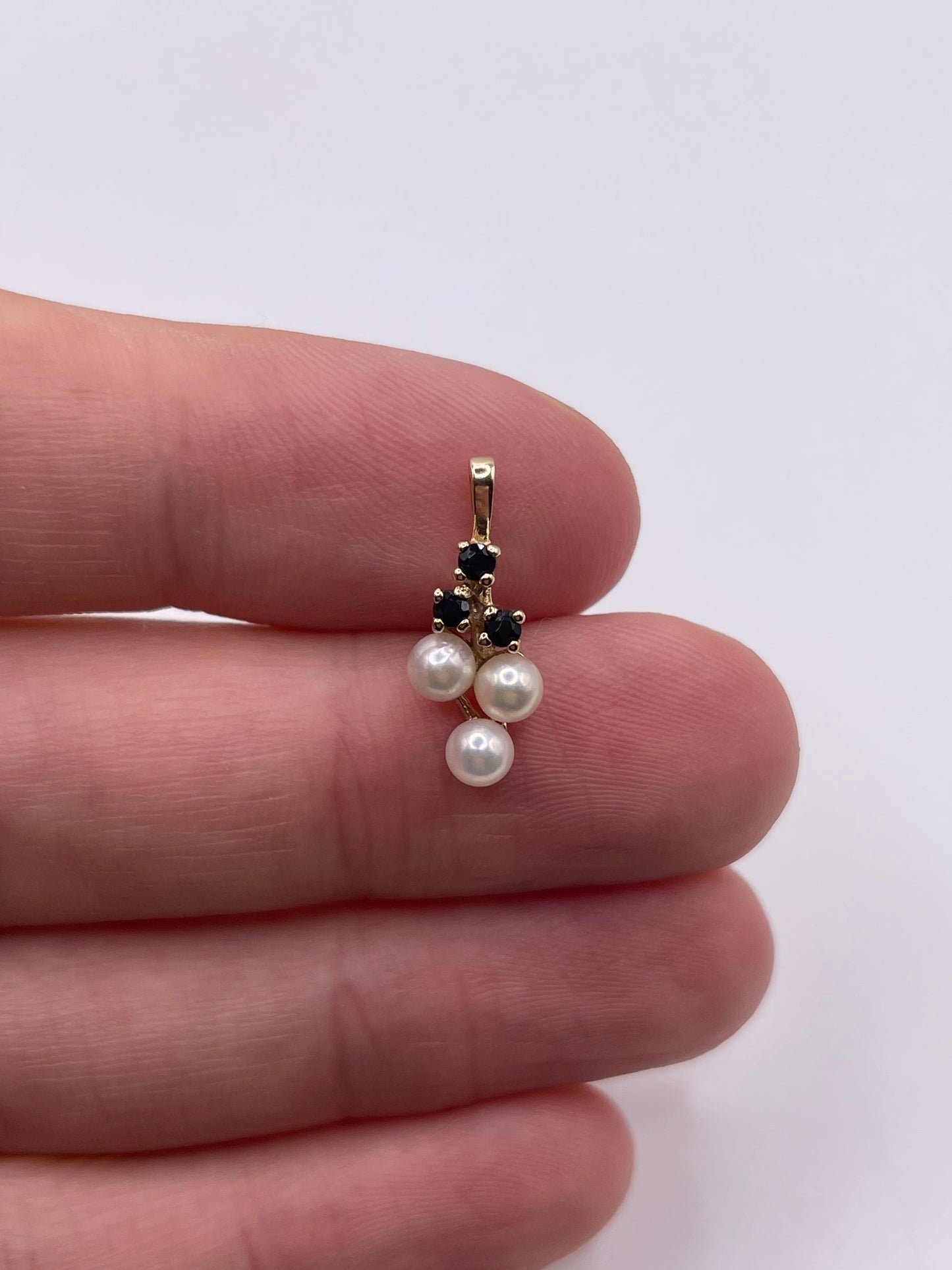 9ct gold pearl and sapphire pendant