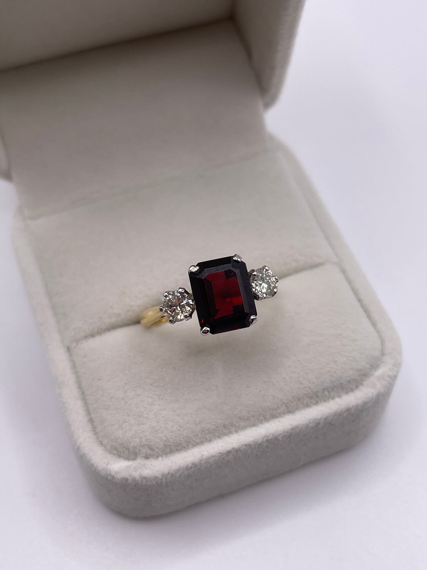 18ct gold garnet and diamond ring
