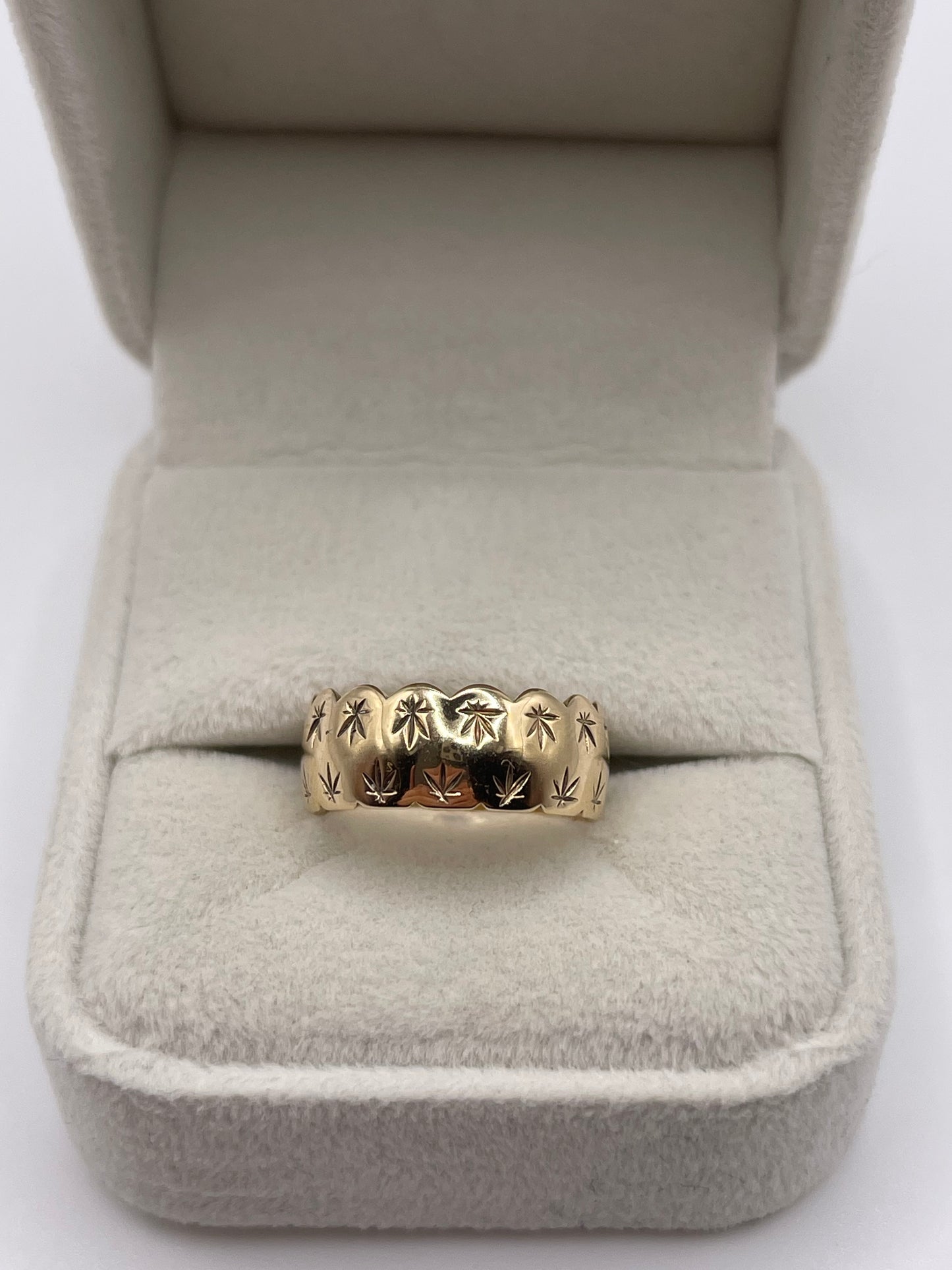 9ct gold patterned band