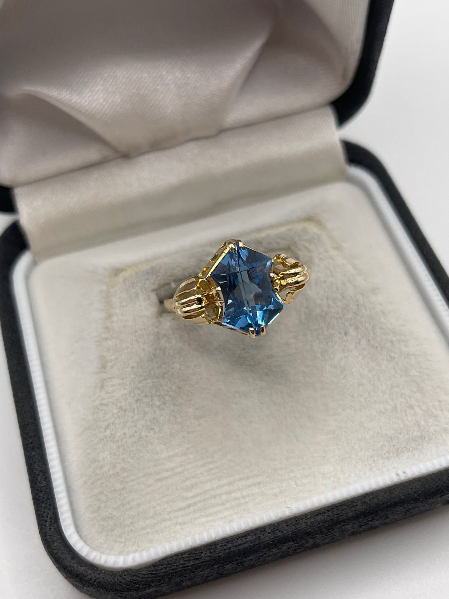 9ct gold synthetic spinel ring