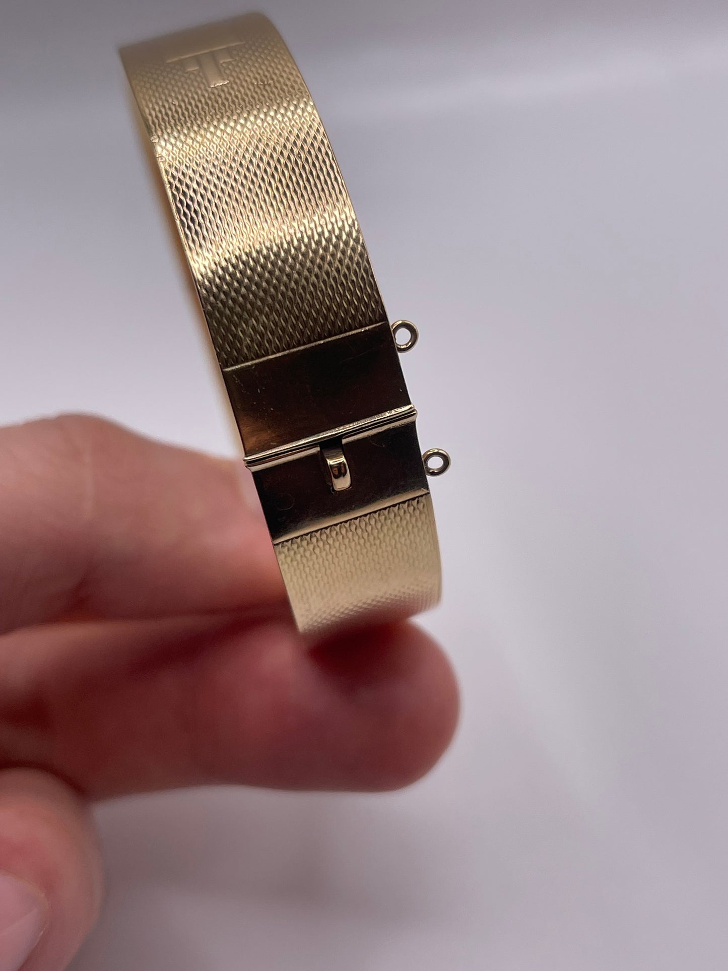 9ct gold bangle