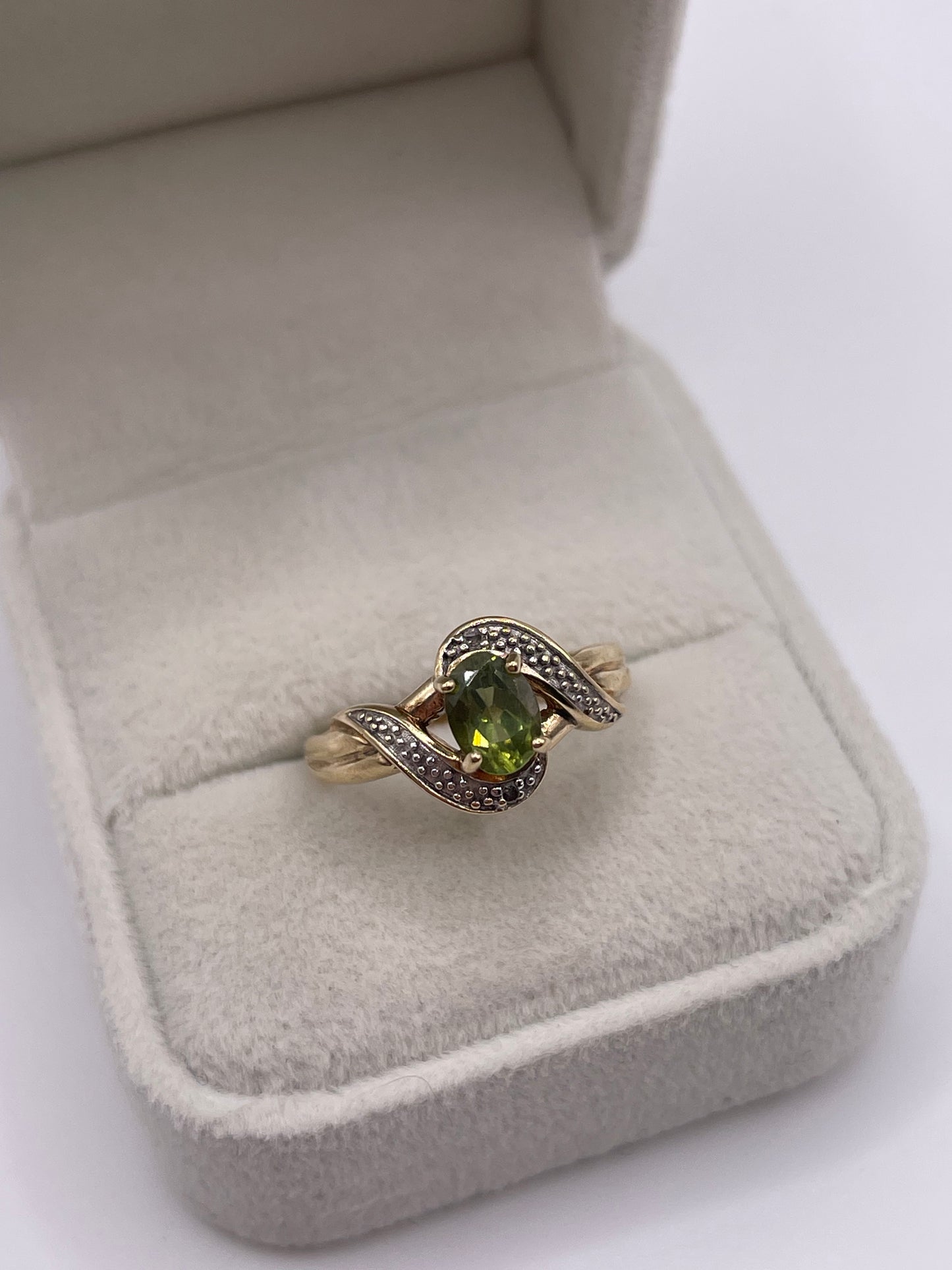 9ct gold peridot and diamond ring