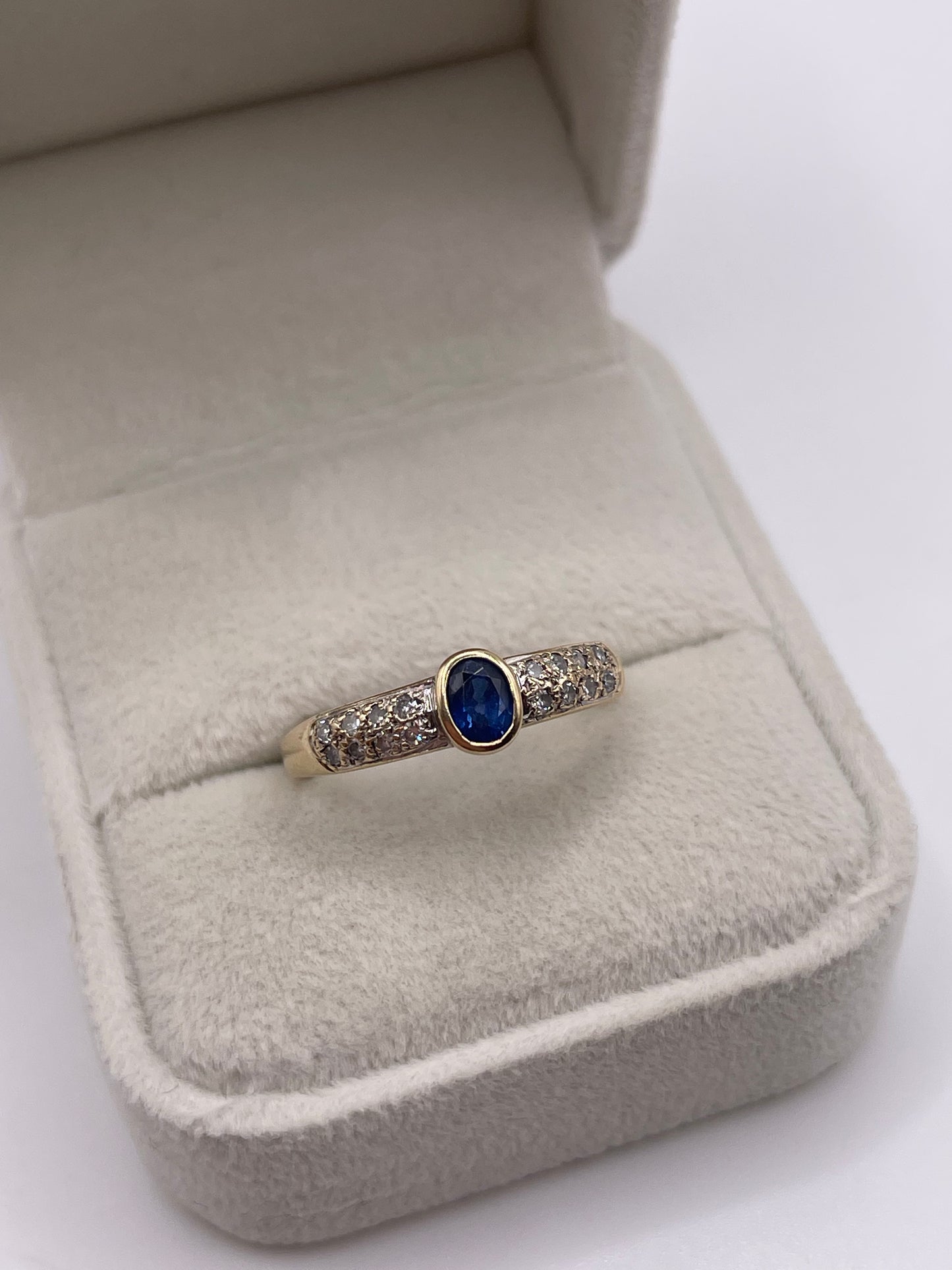 9ct gold sapphire and diamond ring