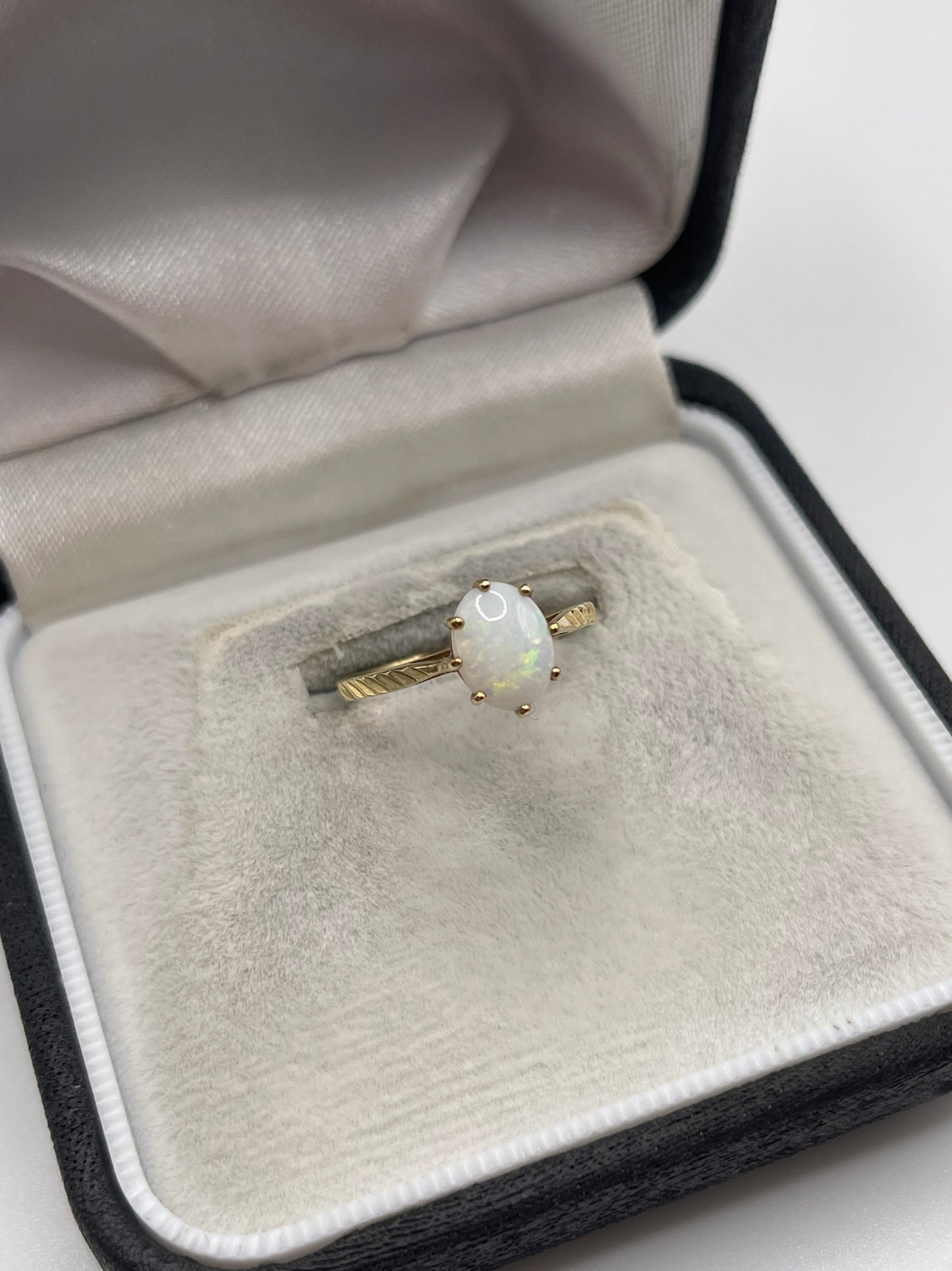 9ct gold opal ring