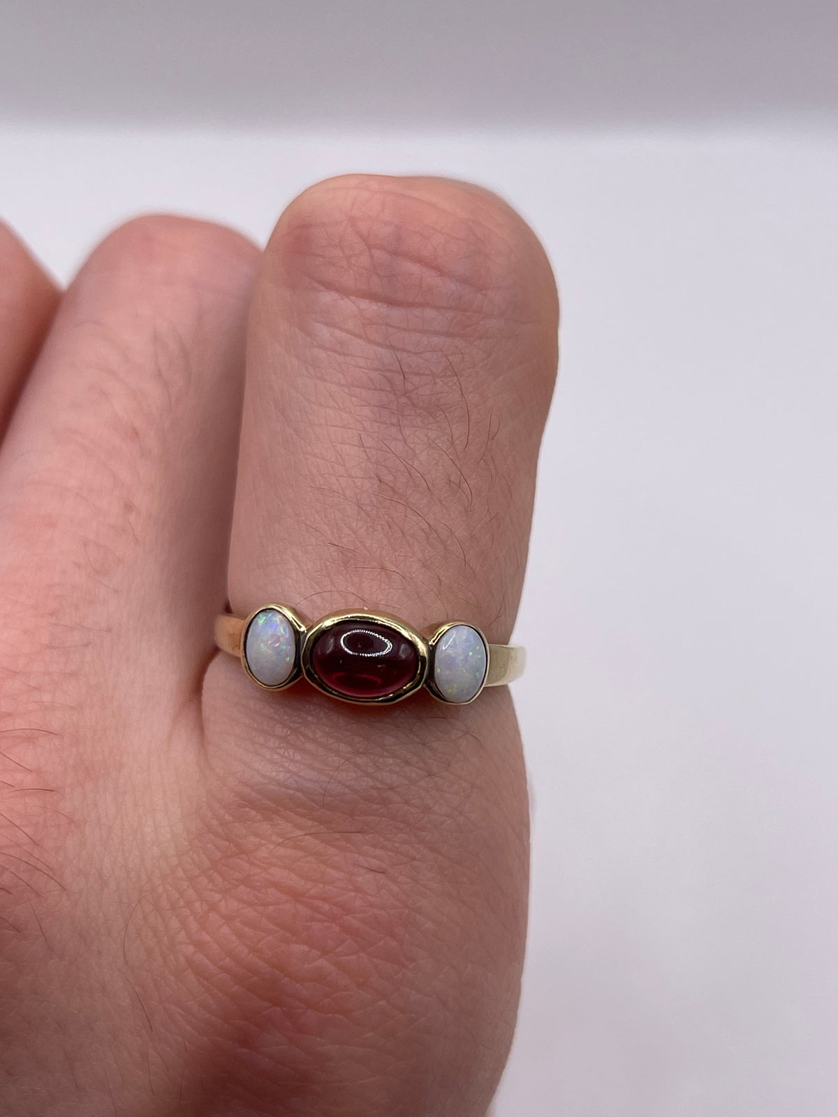 9ct gold cabochon garnet and opal ring