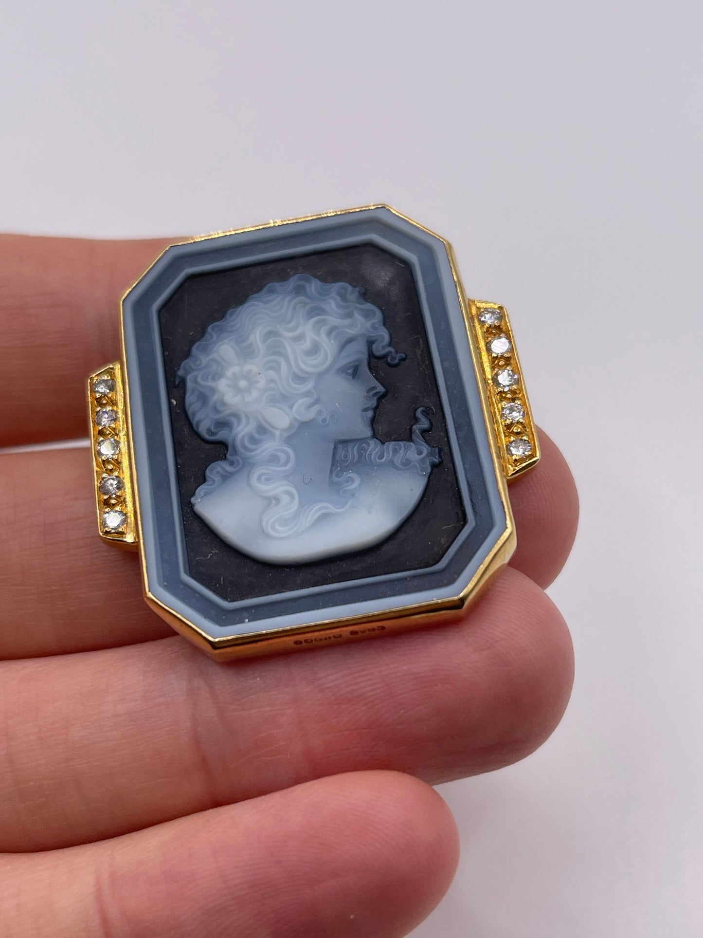 18ct gold cameo and diamond brooch