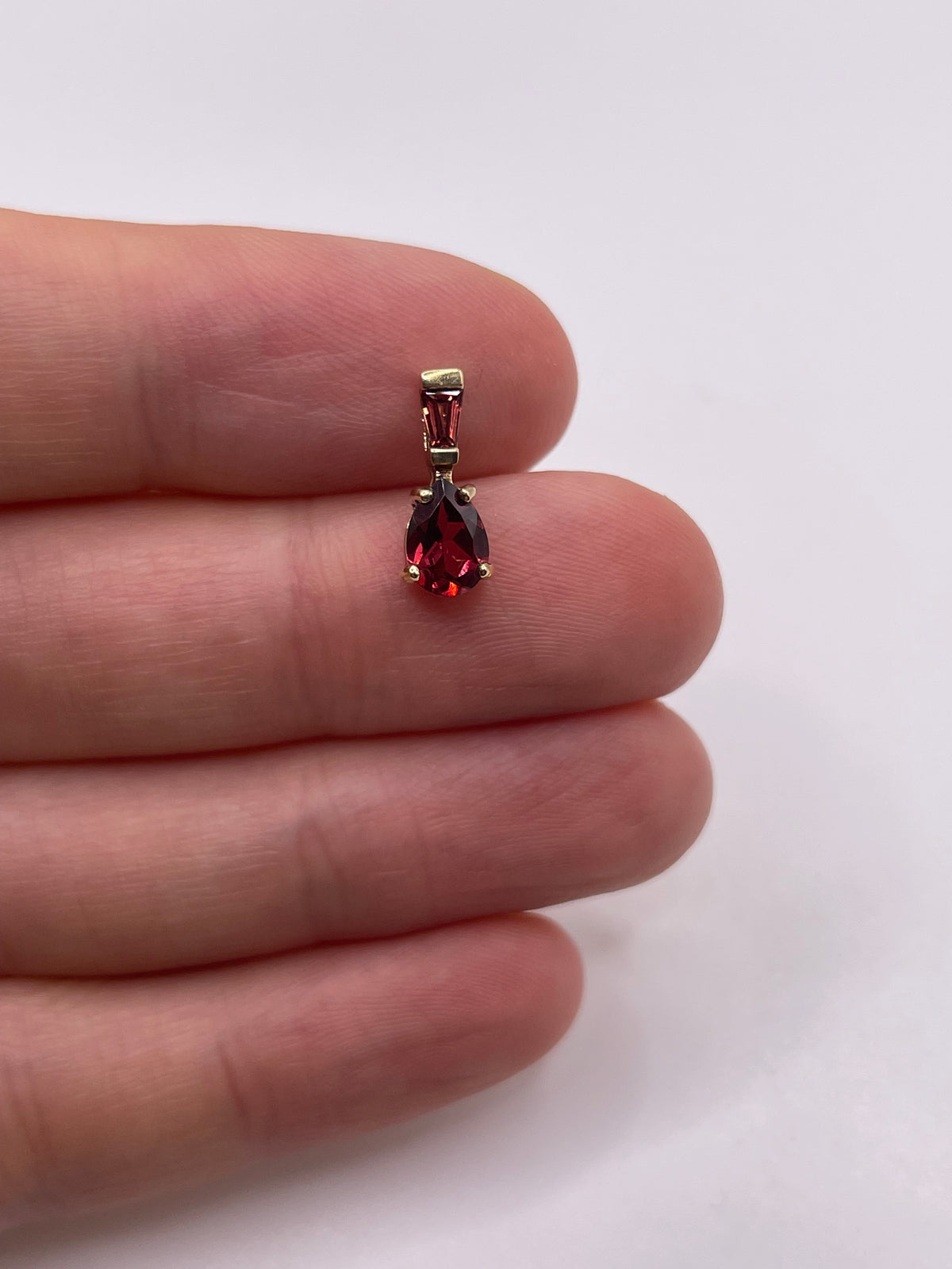 9ct gold garnet pendant