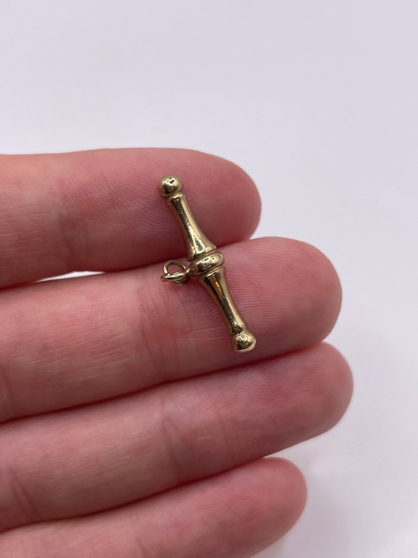 9ct gold t bar pendant