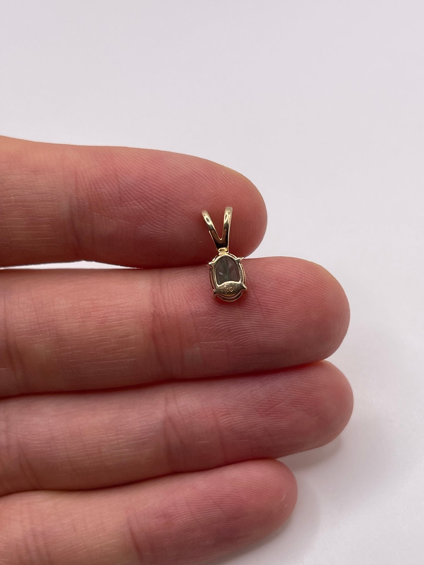 9ct gold emerald pendant