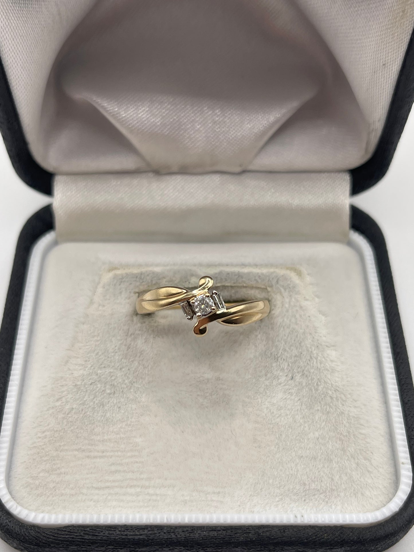 9ct gold diamond ring