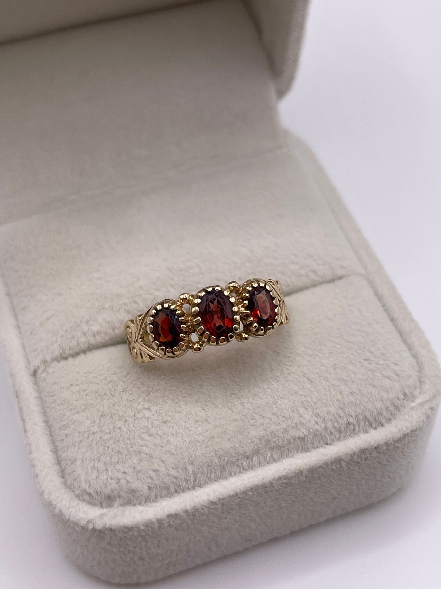 9ct gold garnet ring