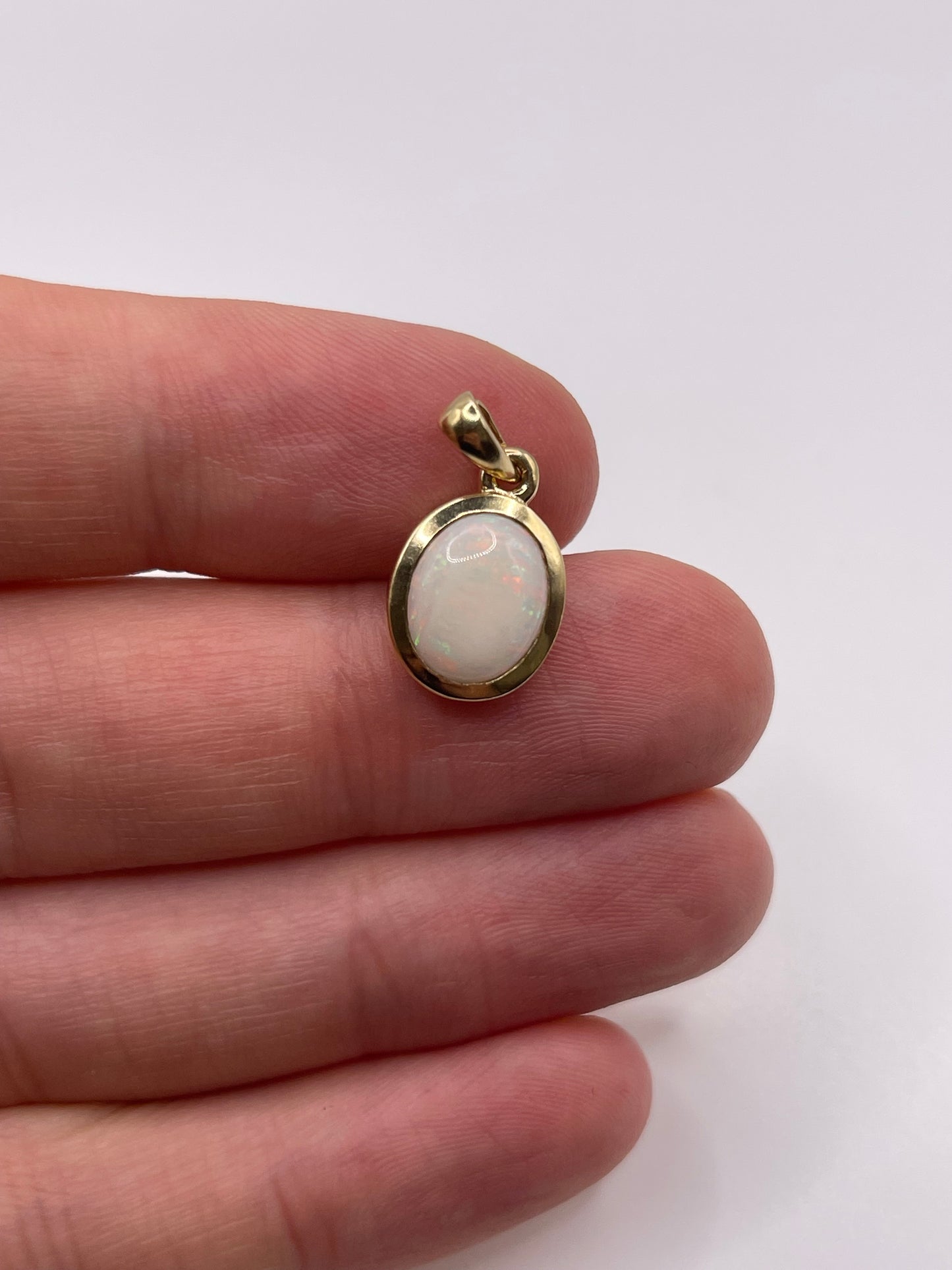 9ct gold opal pendant