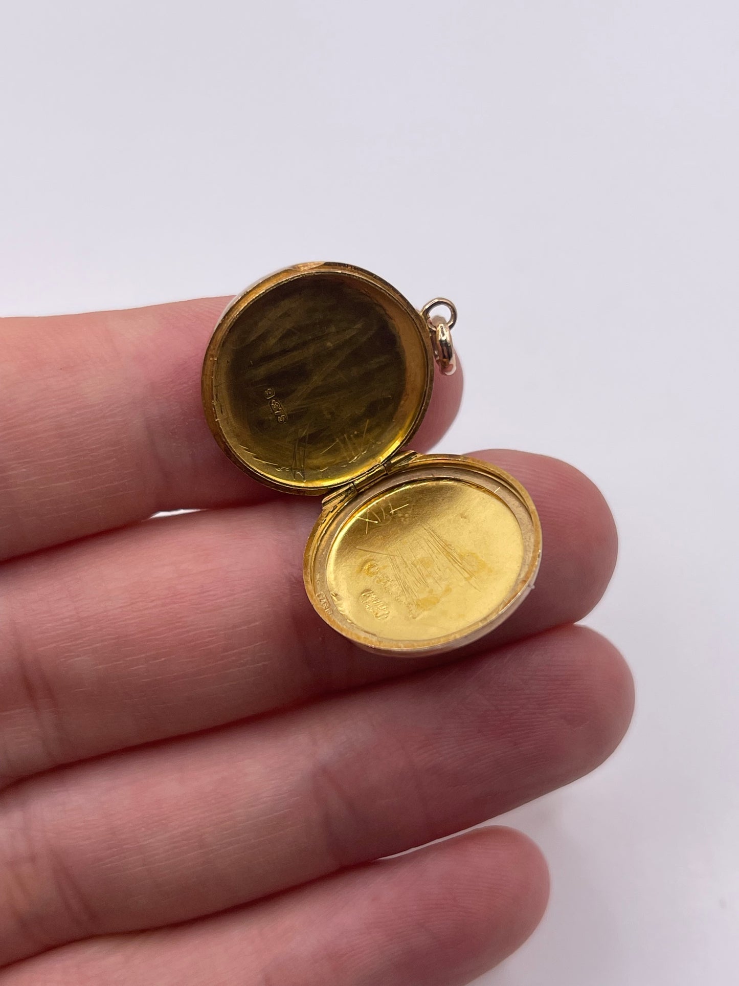 9ct gold locket pendant