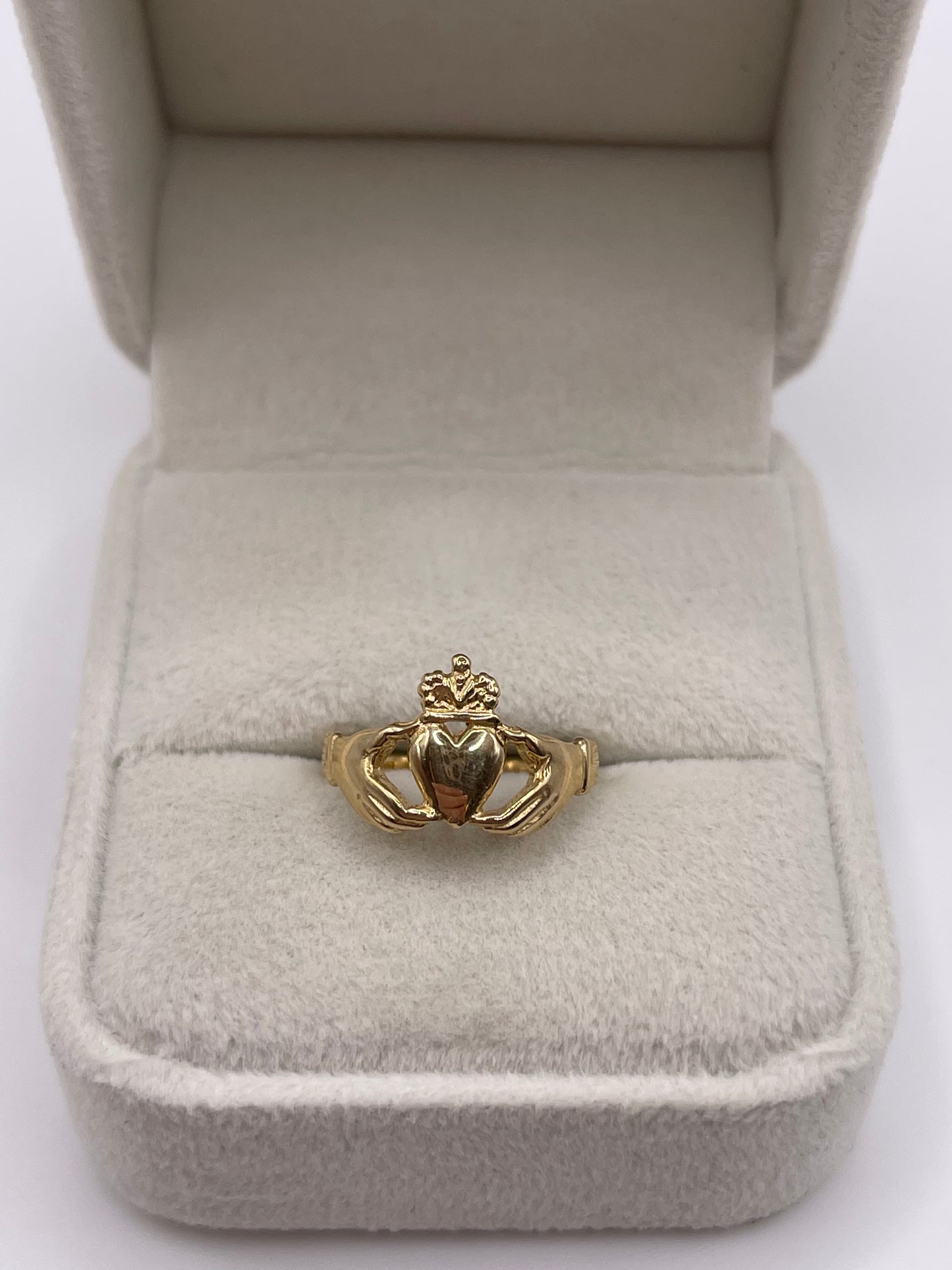 9ct gold claddagh ring