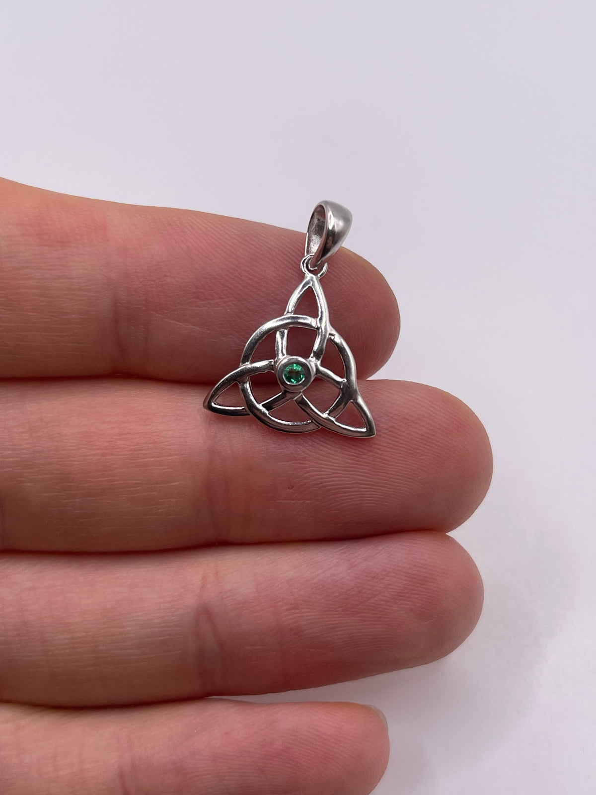 9ct white gold emerald pendant