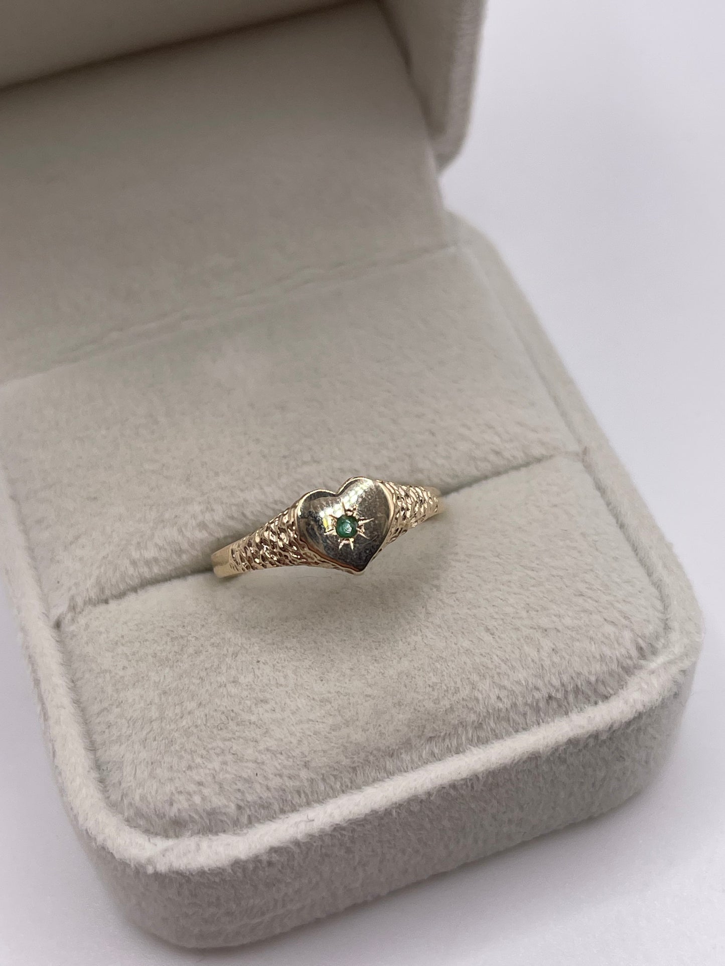 9ct gold emerald heart ring