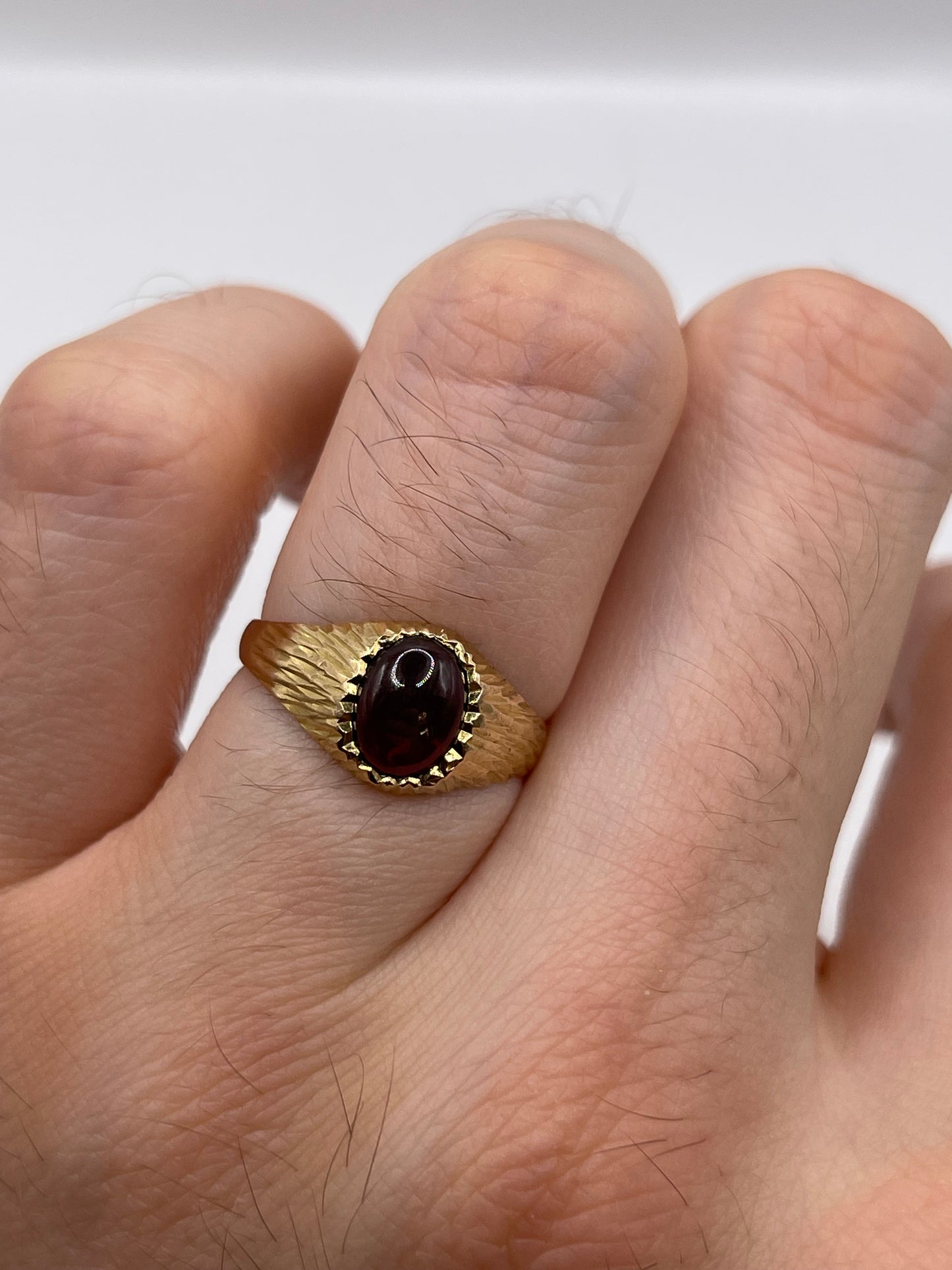 9ct gold cabochon garnet ring
