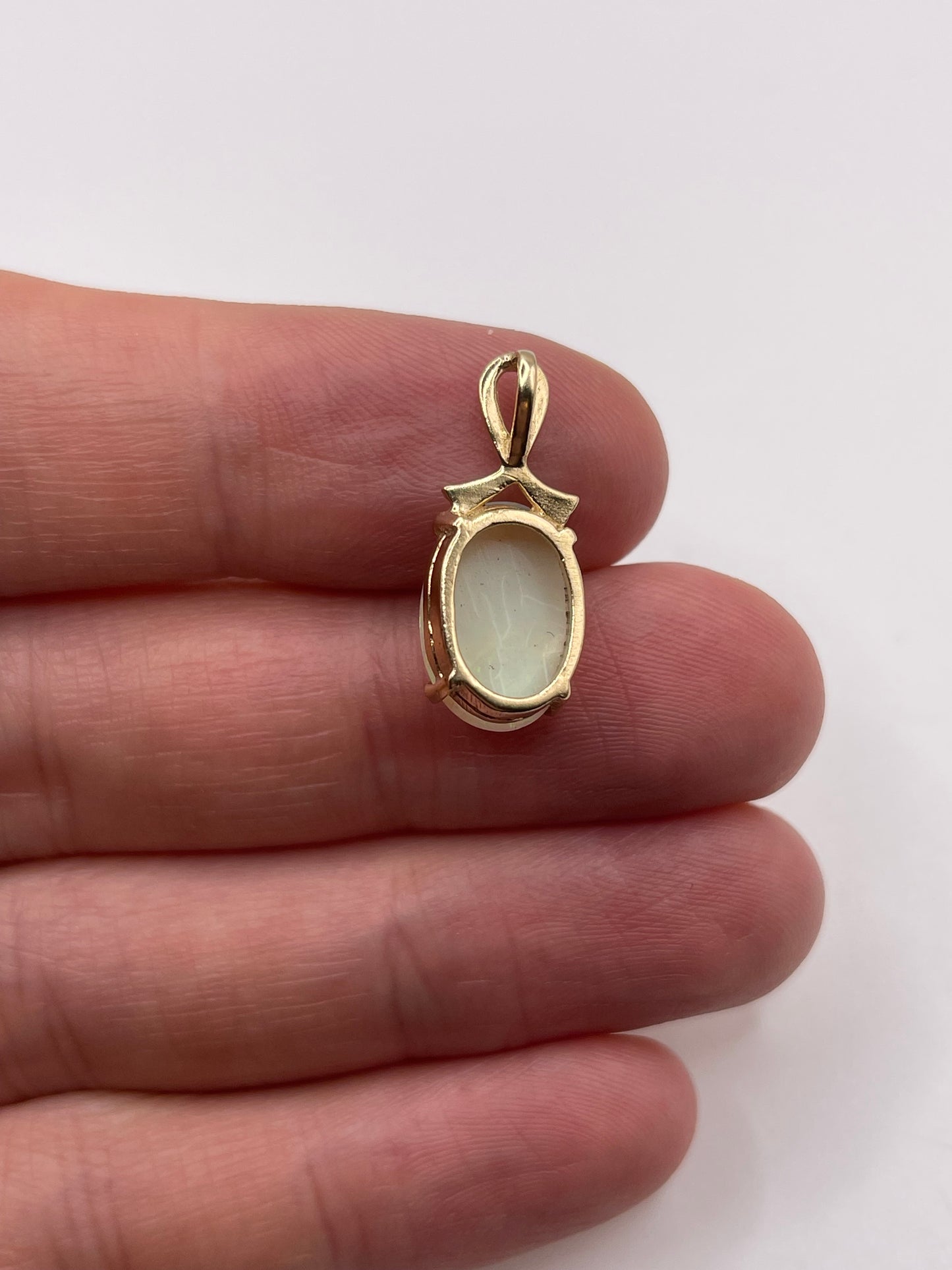 9ct gold opal pendant