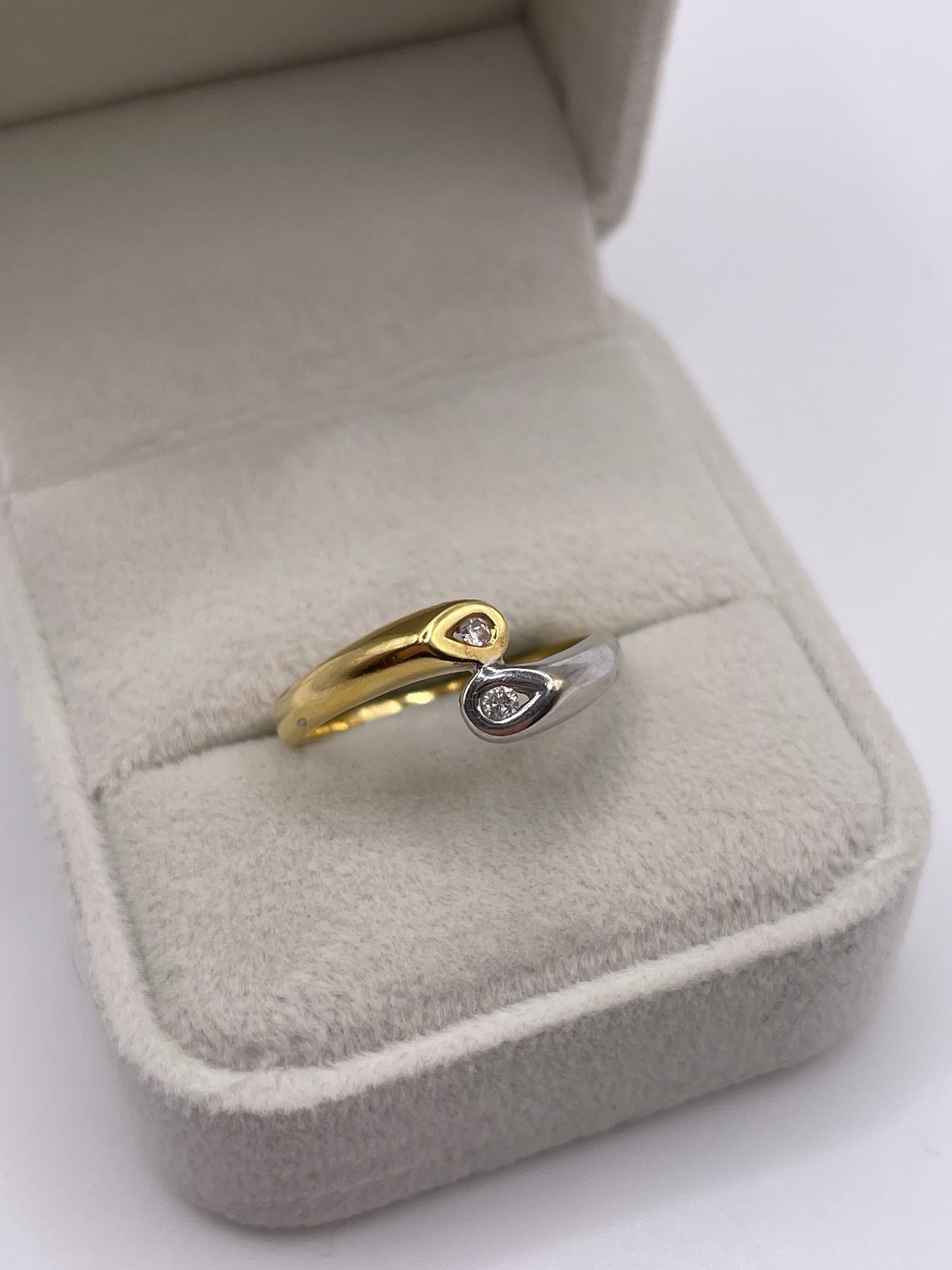 18ct two tone gold diamond ring