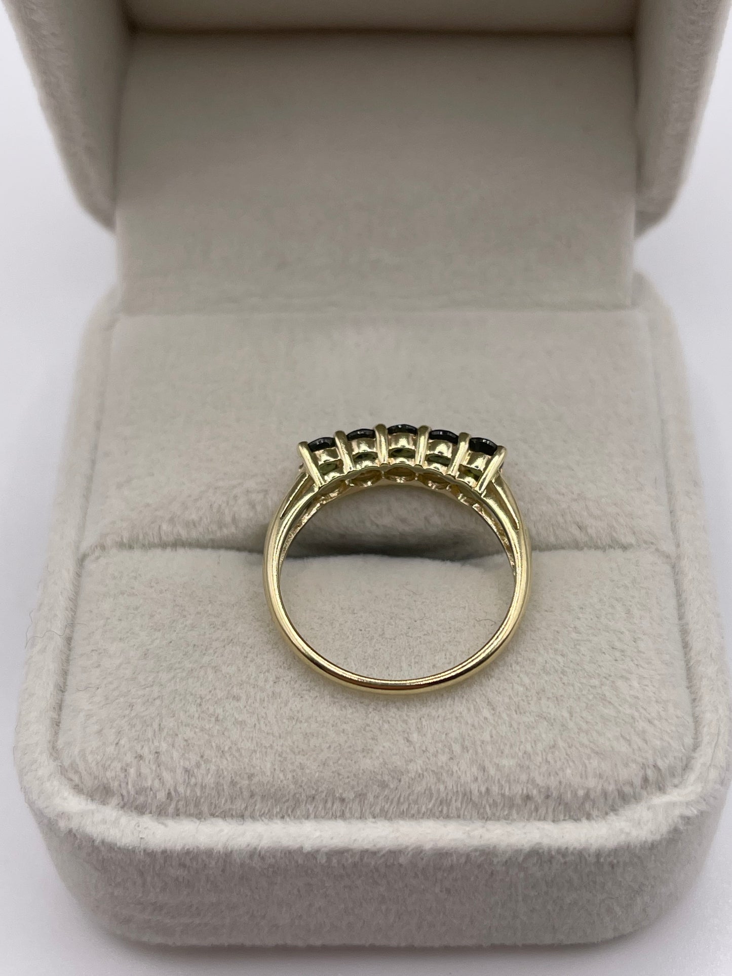 9ct gold green sapphire ring
