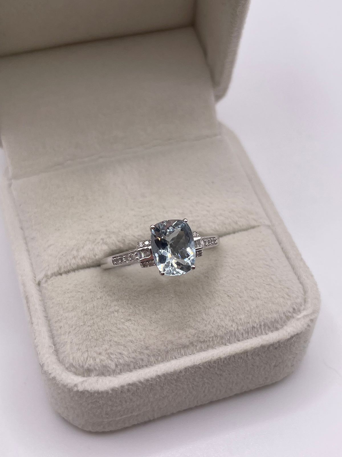 9ct gold aquamarine and diamond ring