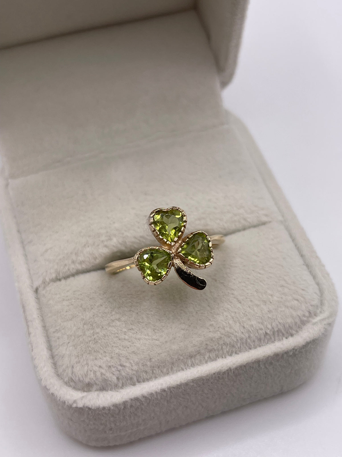 9ct gold peridot clover ring