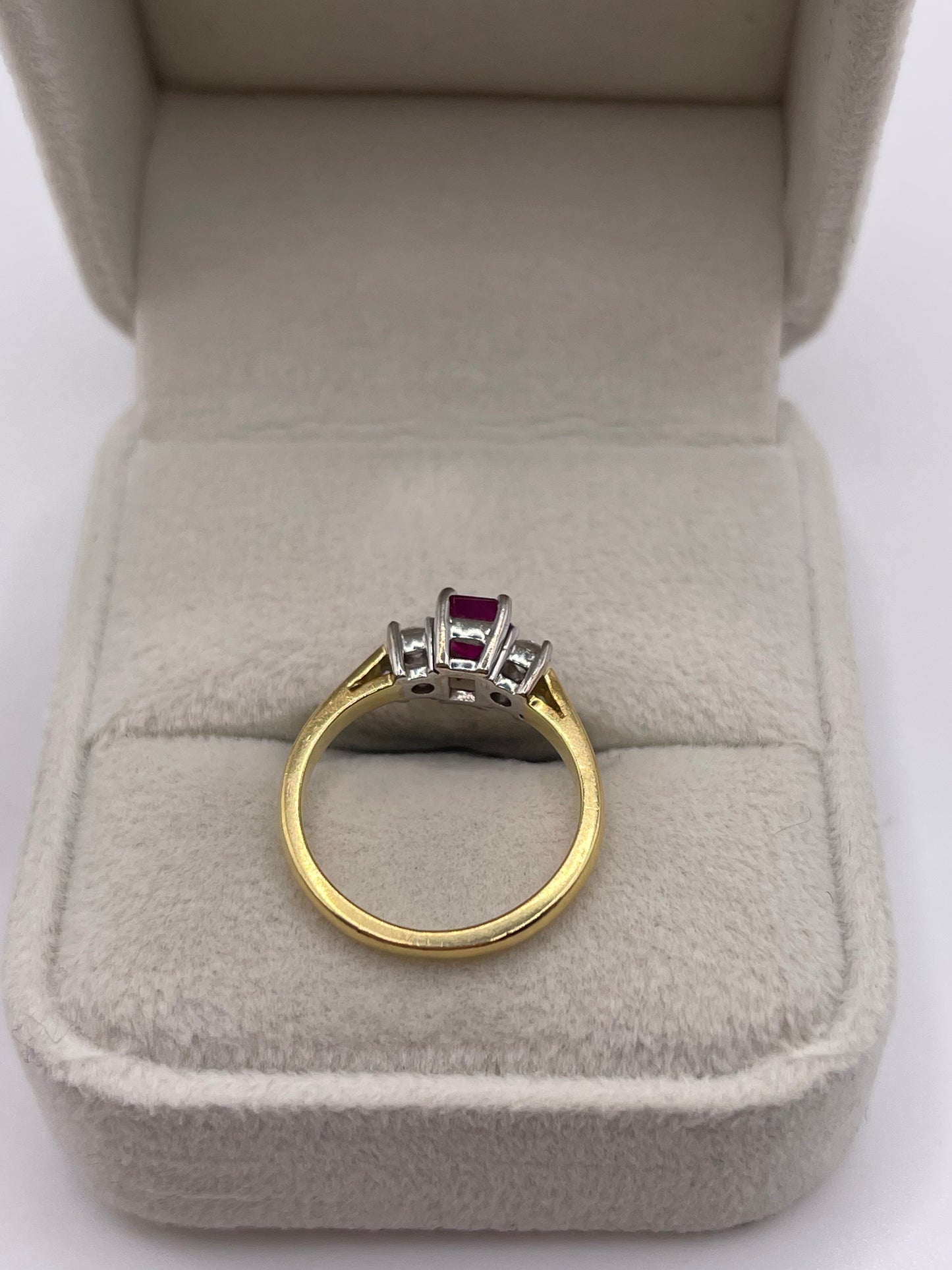 18ct gold sapphire and diamond ring