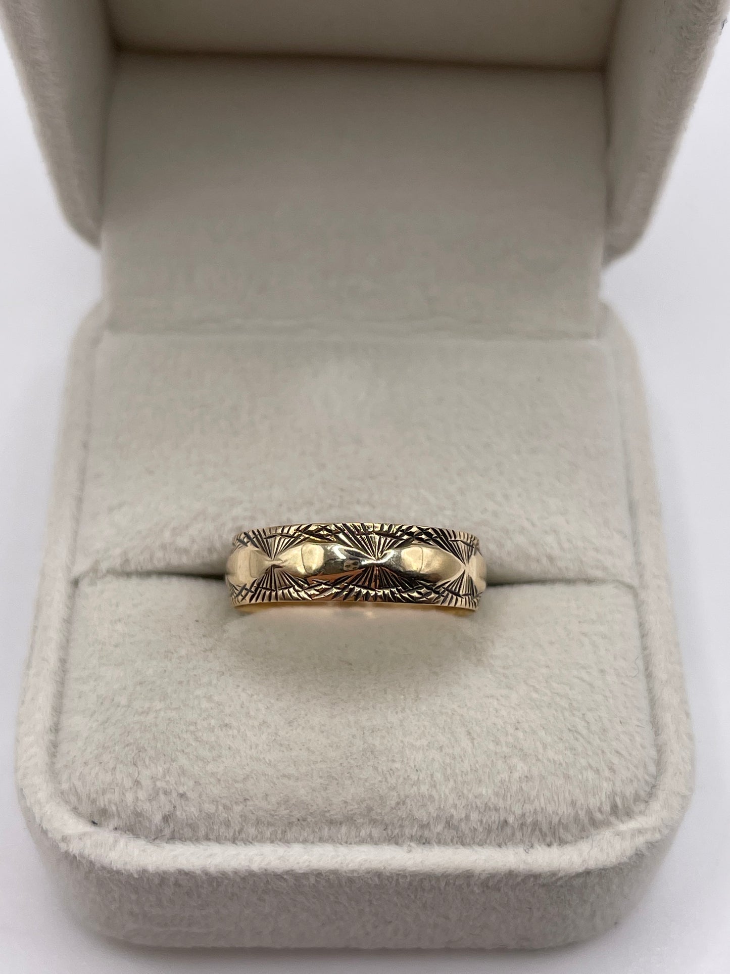 9ct gold patterned band