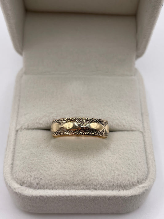 9ct gold patterned band