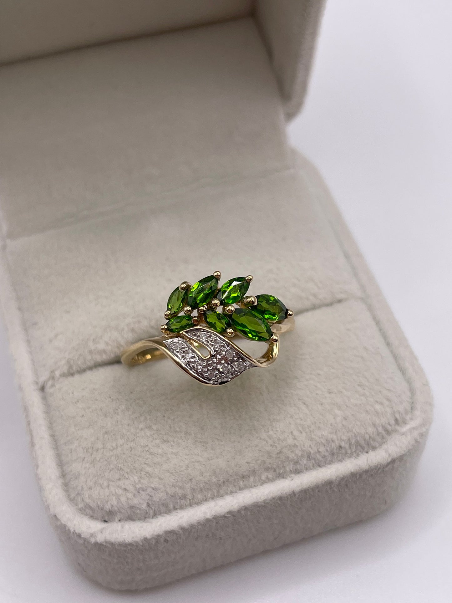 9ct gold diopside and diamond ring