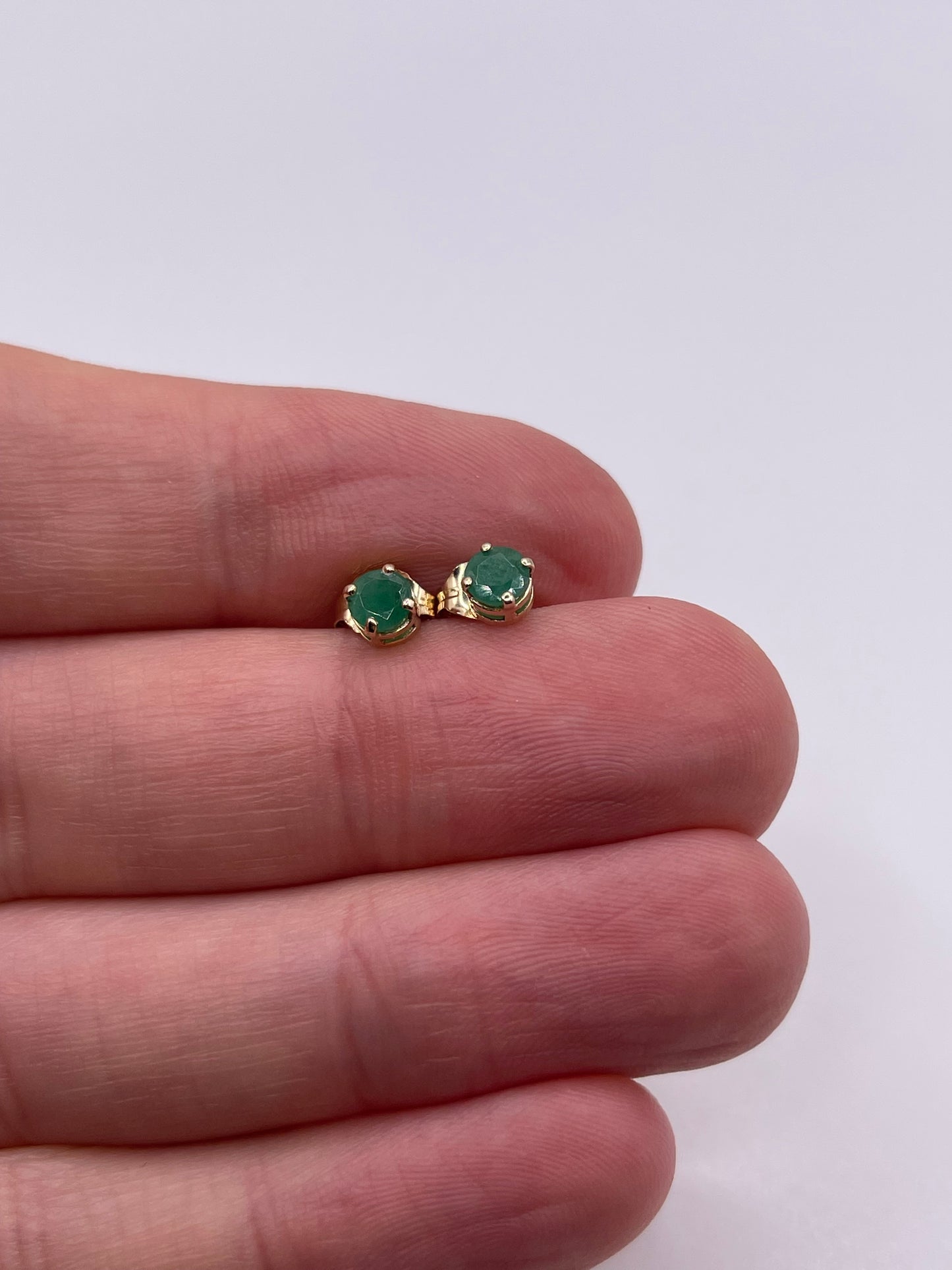 9ct gold emerald stud earrings