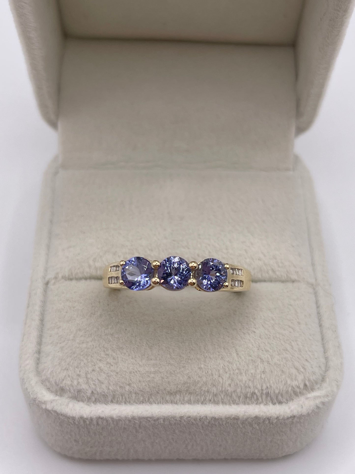 9ct gold tanzanite and diamond ring