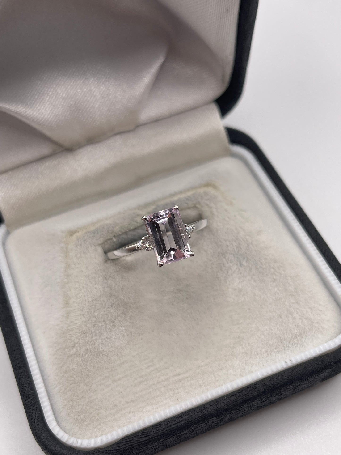 9ct white gold kunzite and zircon ring