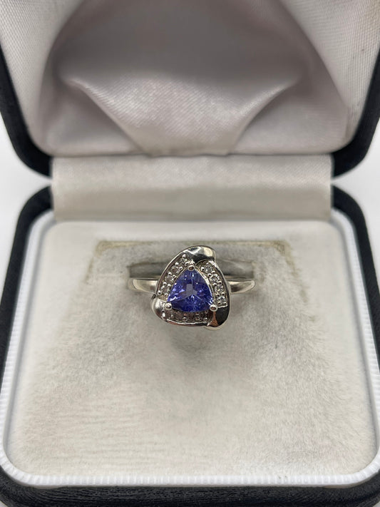 14ct white gold tanzanite and diamond ring
