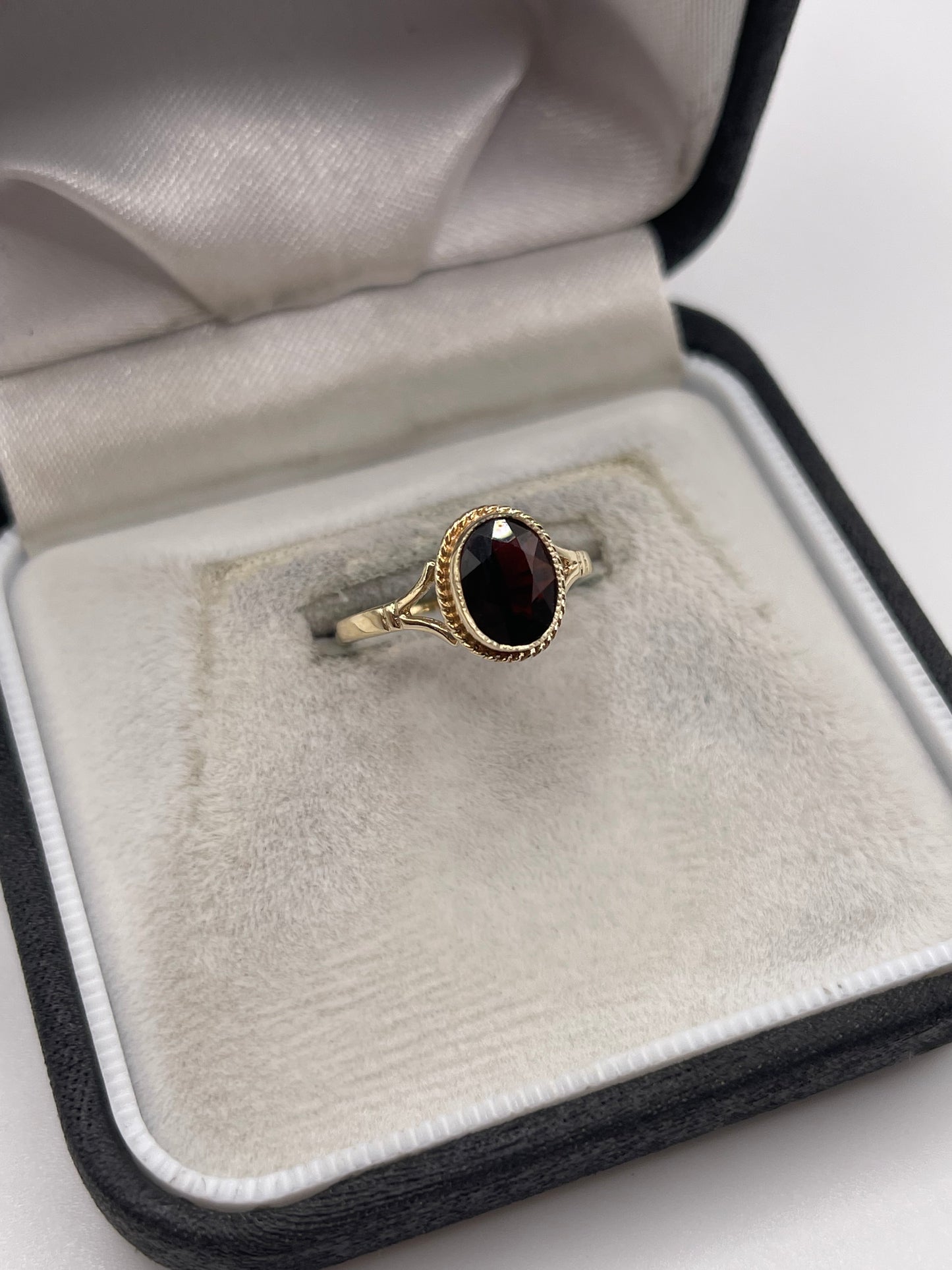 9ct gold garnet ring