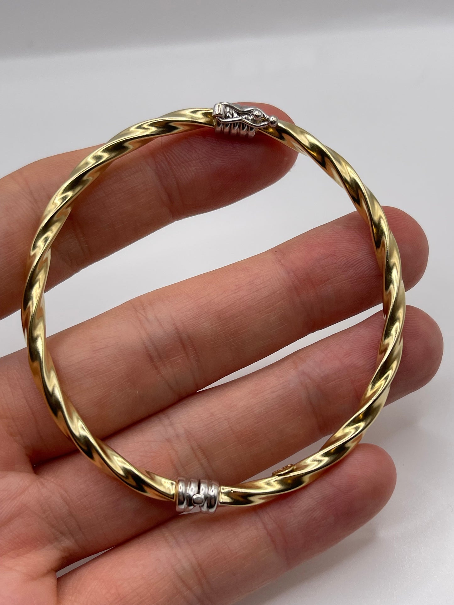 14ct gold bangle