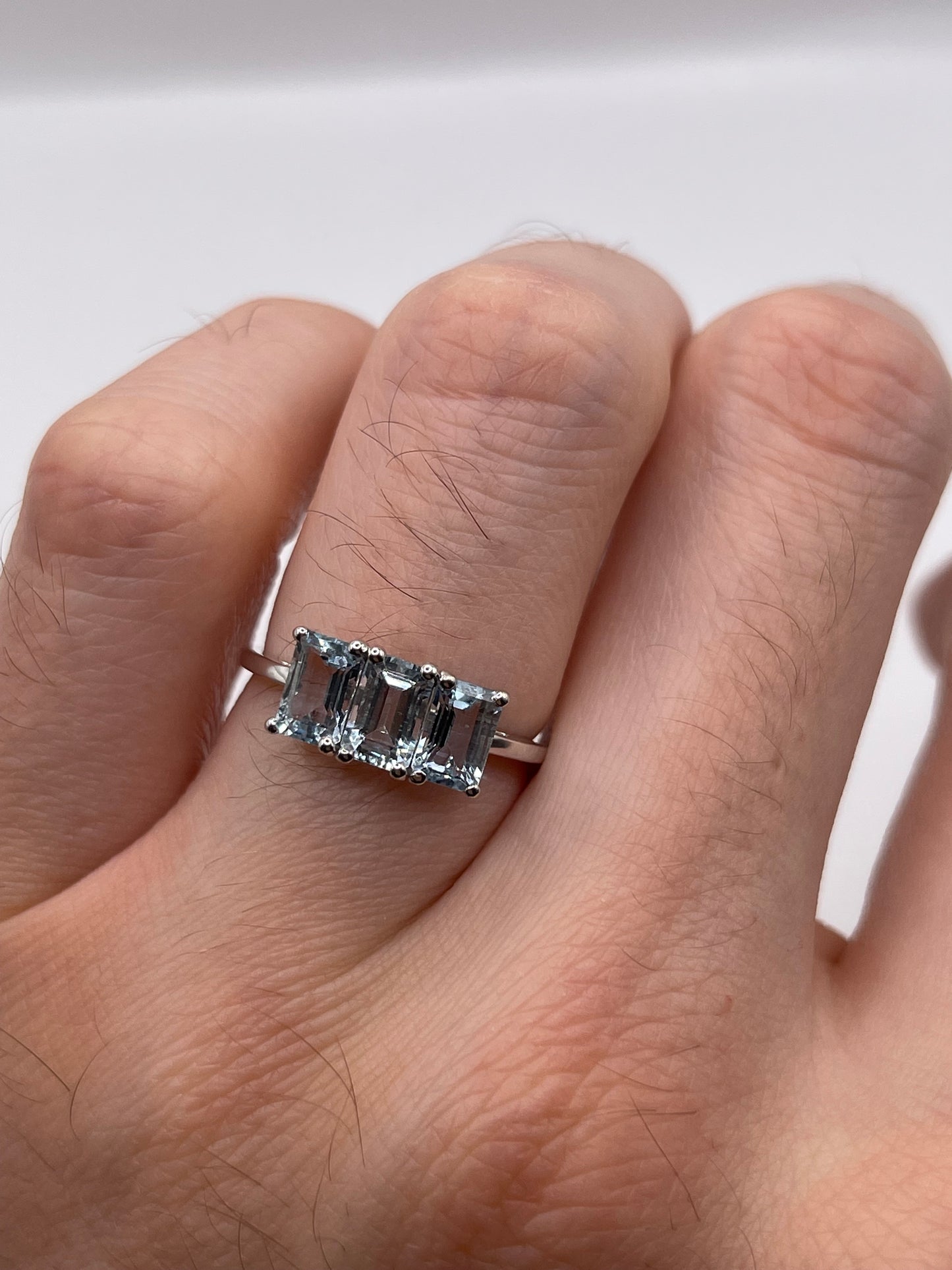 9ct white gold aquamarine ring