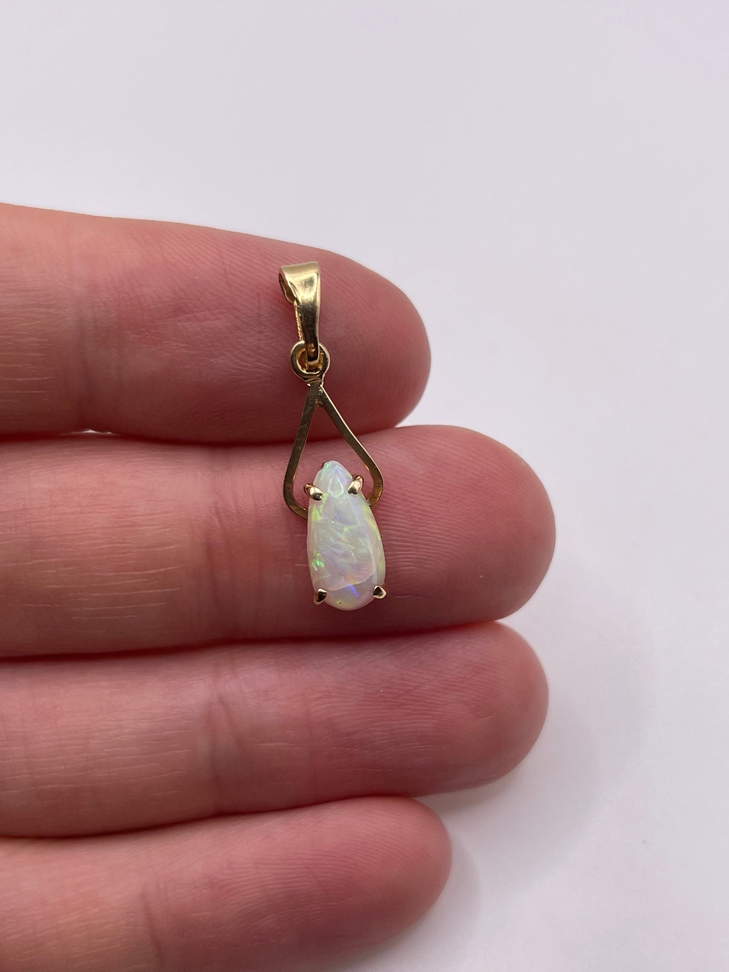 14ct gold opal pendant