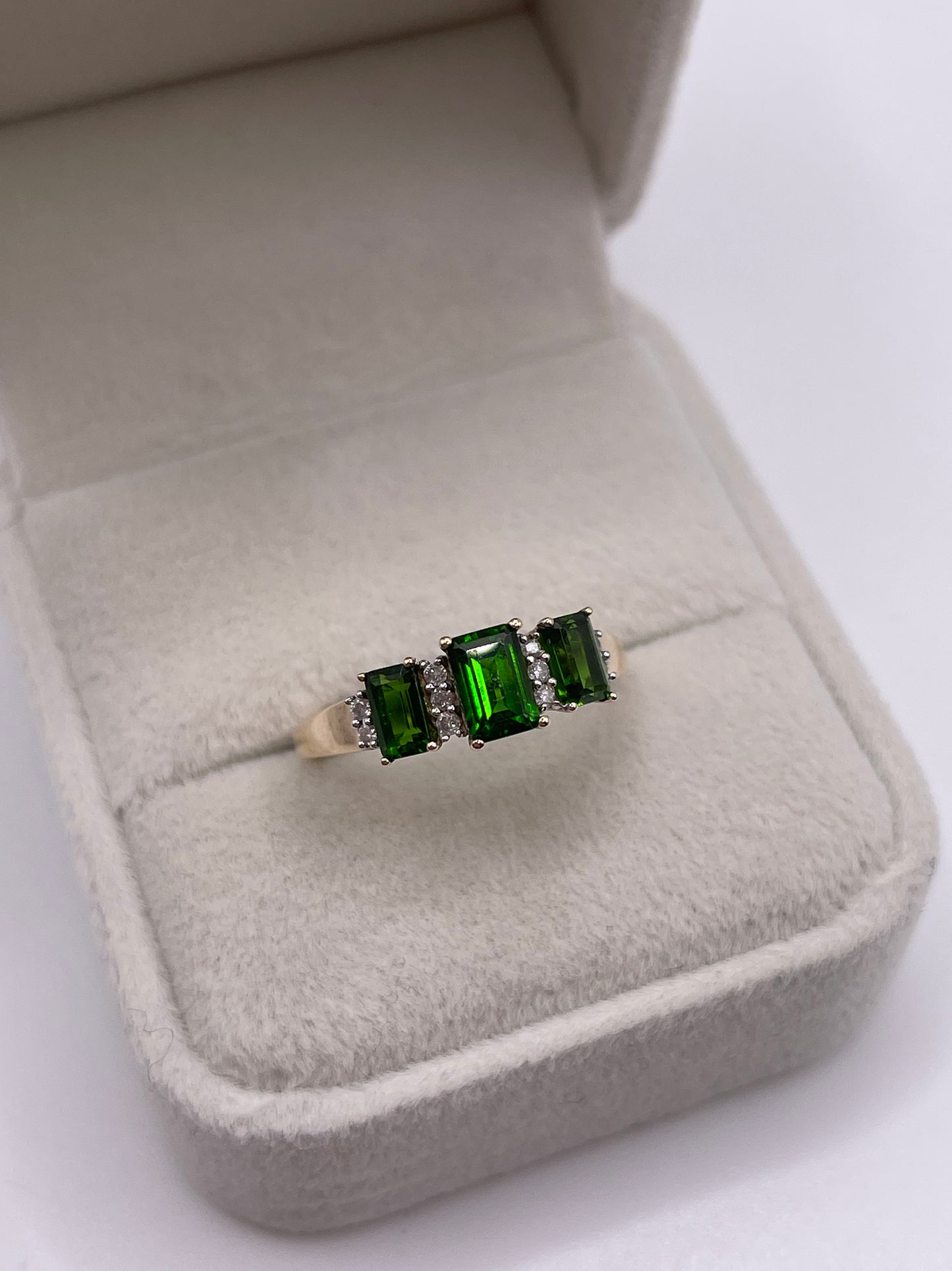 9ct gold diopside and diamond ring