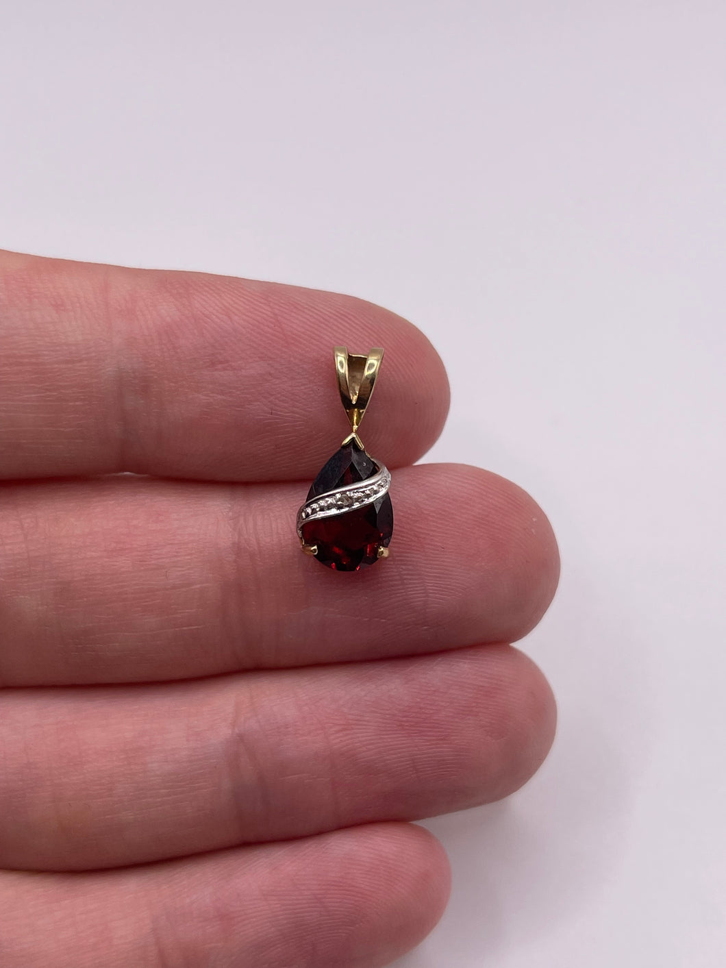 9ct gold garnet and diamond pendant